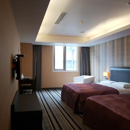 Metropolis Hotel Taoyuan Buitenkant foto