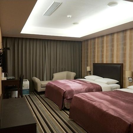 Metropolis Hotel Taoyuan Buitenkant foto